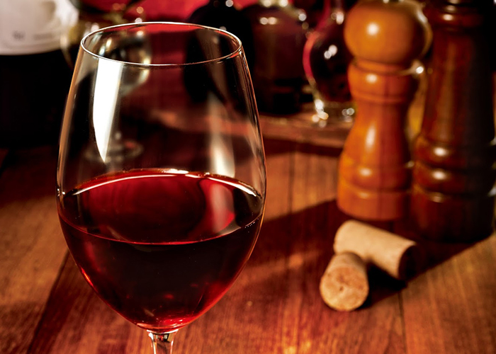 机にのった赤ワイン